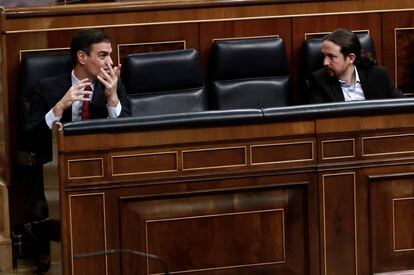 Pedro Sánchez y Pablo Iglesias durante la sesión parlamentaria en la que se debatió la prórroga del estado de alarma.