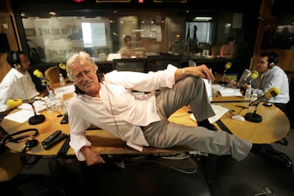  Pepe Domingo Castaño, locutor de radio y animador del programa 'Carrusel Deportivo', posa encima de la mesa de un estudio de la Cadena SER de Madrid, en 2006.