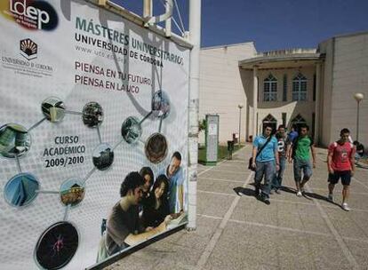 Un grupo de estudiantes en el campus universitario de Córdoba.