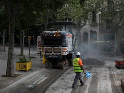 Operarios durante las obras de la calle Consell de Cent, en Barcelona, en agosto.