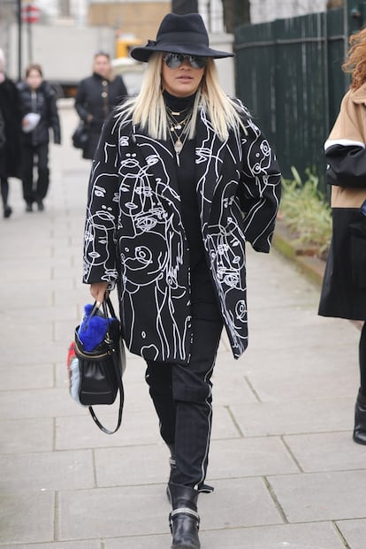 Así han pillado esta semana a una ecléctica Rita Ora. La cantante es de las que prefiere ponerse todo encima, abrigo estampado, sombrero, collares y bolso de Fendi. ¿Qué os parece?