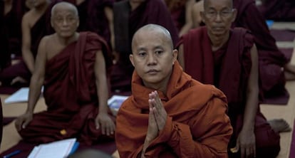 El monje Ashin Wirathu, cuyos comentarios contra los musulmanes han sido muy pol&eacute;micos, durante una conferencia sobre violencia interreligiosa, en junio