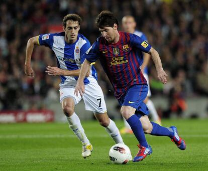 Baena intenta arrebatar el balón a Messi.