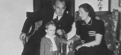 Niklas Frank con sus padres en el castillo de Wawel (Cracovia, Polonia), 
 en 1941.