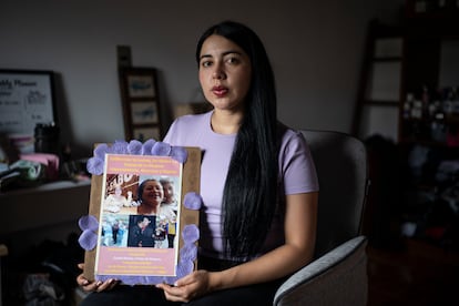 Camila Zapata sostiene un afiche en homenaje a su madre.