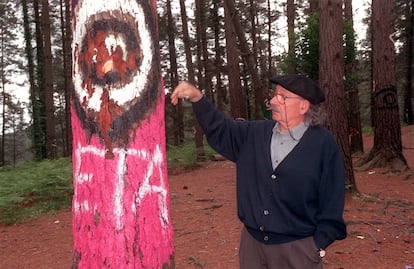 Ibarrola observa las pintadas a favor de ETA en el Bosque de Oma, en la localidad de Kortezubi (Bizkaia). Dos árboles fueron talados y otros 82 sufrieron daños en las cortezas tintadas, en mayo del 2000, en el tercer ataque 'abertzale' contra esta obra del artista.