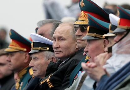 El presidente ruso, Vladímir Putin (en el centro), durante el desfile del Día de la Victoria, en Moscú el 9 de mayo.
