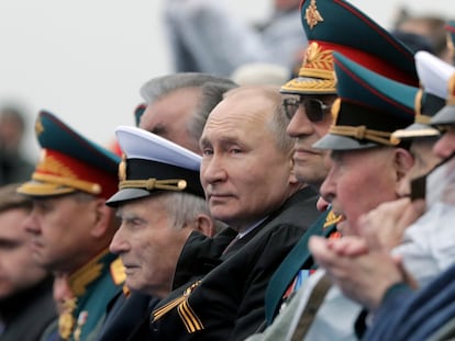 El presidente ruso, Vladímir Putin (en el centro), durante el desfile del Día de la Victoria, en Moscú el 9 de mayo.