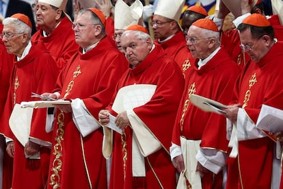 El cardinal francés Jean-Marc Aveline, en el centro, durante una misa en la basílica de San Pedro, en el Vaticano, el pasado 30 de abril.