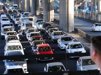 Automóviles en el Anillo Periférico, en Ciudad de México.