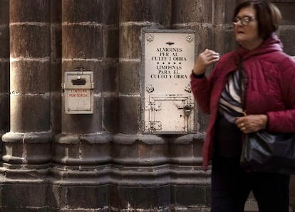 Cepillo para donativos en la fachada de la catedral de Barcelona, este sábado. 