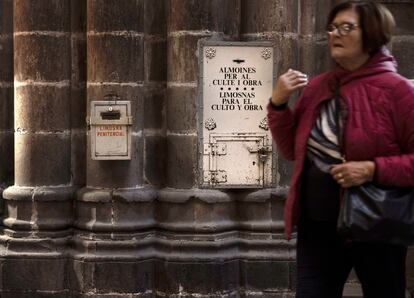 Cepillo para donativos en la fachada de la catedral de Barcelona, este sábado.
