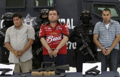Gilberto Barragán Balderas, en el centro, junto a Eduardo Mejias Gonzalez, izquierda, y Sergio Guerra Castro, derecha.