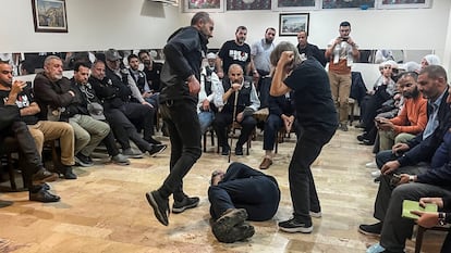 Miembros de la Flotilla de la Libertad entrenan en un hotel de Estambul.