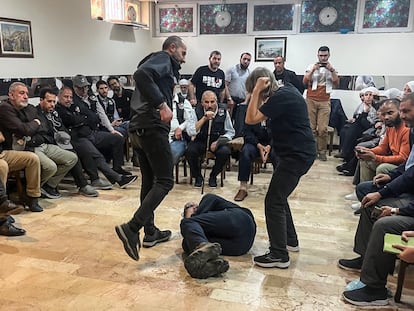 Miembros de la Flotilla de la libertad, entrenan en un hotel de Estambul, este martes.