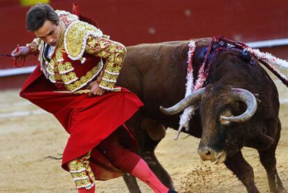 Leandro en un molinete al quinto, al que le cortó una oreja.