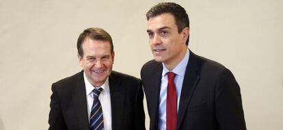 El secretario general del PSOE, Pedro Sánchez, y el presidente de la FEMP, Abel Caballero.
