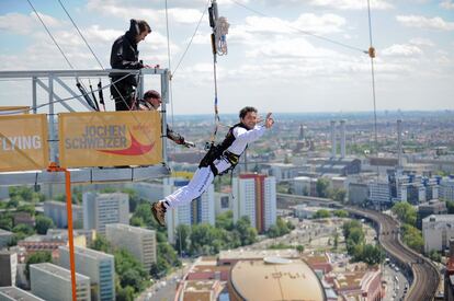 Nueve segundos y por fin se llega, con las rodillas aun temblando, al suelo tras una caída libre desde la planta 39ª del Hotel Park Inn, ubicado en la céntrica plaza berlinesa de Alexanderplatz. 125 metros de vertiginoso descenso que se frenan en seco 20 metros antes de llegar al asfalto. La caída quizá no quede en tu memoria, pero el subidón de adrenalina de verse en el aire como un pájaro a la altura de la icónica torre de telecomunicaciones, antiguo emblema de la RDA, seguro que sí. La atracción, solo apta para aquellos sin vértigo ni miedo a las alturas (ni a las caídas), se puede disfrutar los fines de semana de julio y agosto, a partir de 80 euros por persona. Solo rachas de vientos muy fuertes o tormentas pueden cancelar la experiencia del 'base flyer', con la devolución íntegra de la reserva.