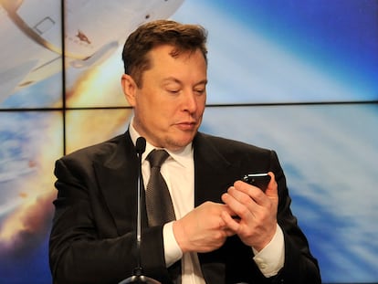 Musk observa su teléfono móvil en una conferencia de prensa de SpaceX en Cabo Cañaveral, en enero de 2020.