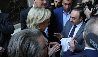 Le Pen se niega a ponerse el velo.
