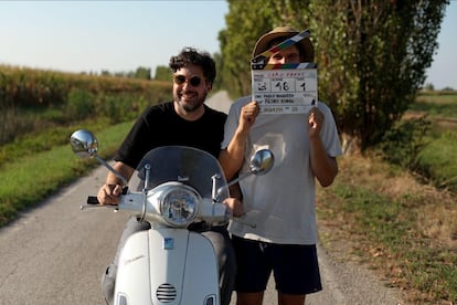 Pablo Maqueda (izquierda), a bordo de una vespa, en un momento del rodaje del documental 'Caro Nanni'.