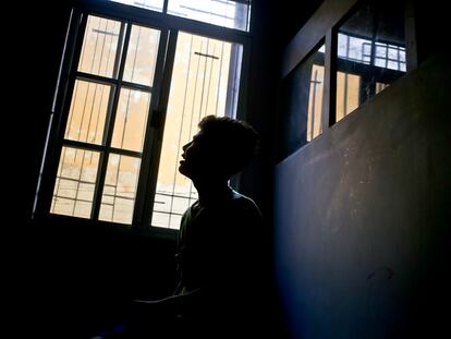 En una fotografía de 2018, un chico de 15 años en un refugio para jóvenes migrantes que fueron deportados y por la violencia no pueden volver a su lugar de origen, en Tegucigalpa (Honduras).