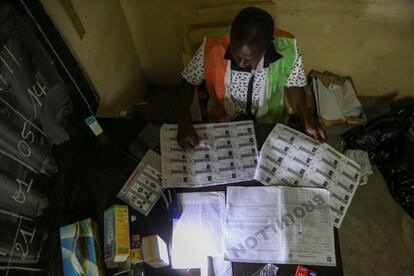 Un agente de la comisión electoral durante el recuento de votos de las elecciones del 31 de octubre, en un colegio de Abiyán.
