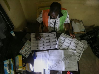 Un agente de la comisión electoral durante el recuento de votos de las elecciones del 31 de octubre, en un colegio de Abiyán.