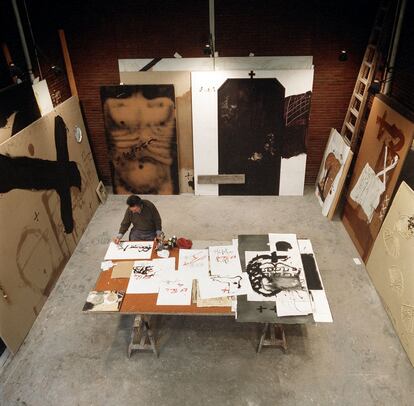 Antoni Tápies, en su estudio de la calle Zaragoza, en Barcelona, en diciembre de 1994.