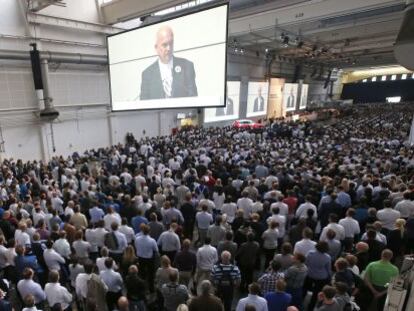 Trabajadores de Wolkswagen en Alemania escuchando un discurso del presidente del comité de empresa de la compañía.