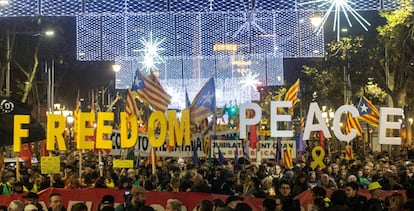 Un grupo de manifestantes sujeta pancartas en las que piden libertad y paz durante la protesta convocada por ANC contra el Consejo de Ministros celebrado este viernes en Barcelona.