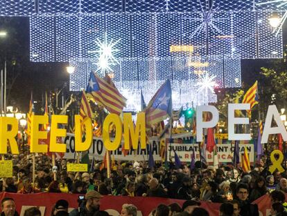Un grupo de manifestantes sujeta pancartas en las que piden libertad y paz durante la protesta convocada por ANC contra el Consejo de Ministros celebrado este viernes en Barcelona.