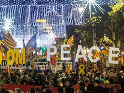 Un grupo de manifestantes sujeta pancartas en las que piden libertad y paz durante la protesta convocada por ANC contra el Consejo de Ministros celebrado este viernes en Barcelona.