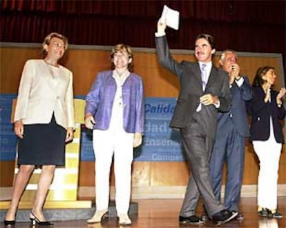 El presidente del Gobierno, en el centro, acompañado de la ministra de Educación (primera a su derecha).