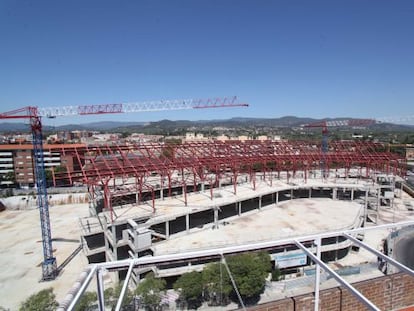 Obras del centro comercial paralizadas desde el verano pasado. 