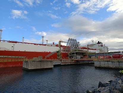 El buque metanero 'Rioja Knutsen' en el Puerto de Bilbao.