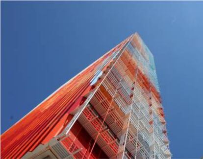 La Marseillaise, torre de oficinas que Nouvel acaba de inaugurar en la ciudad francesa, está cubierta de módulos de hormigón pintados en matices de azul, blanco y rojo.