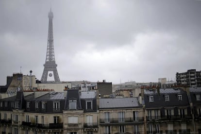 El cielo nublado en París, este martes.