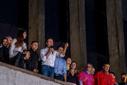 Daniel Quintero se dirige a los ciudadanos desde el balcón de la Alcaldía de Medellín.