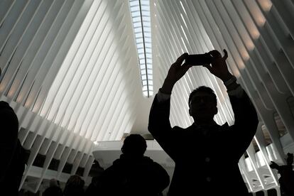 El vestíbulo principal destaca por contar con un luminoso y amplio espacio donde se alza una gran cúpula hecha de blancas vigas de acero que se elevan hacia el cielo.