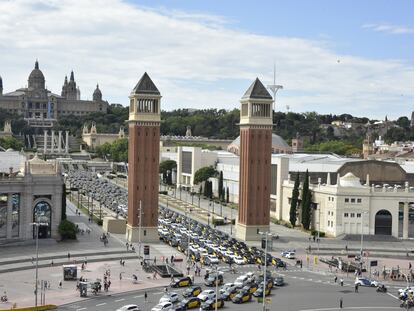 Inicio de la marcha lenta de taxis convocada por la asociación Élite taxi contra la liberalización de las VTC, la mañana de este miércoles en las Torres Venecianas de Barcelona.