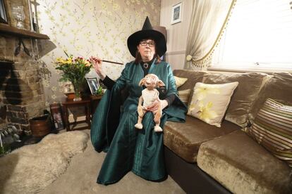 Maria York posa con su traje de Profesora McGonagall en su casa en Grays, Reino Unido.