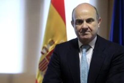 El ministro espa&ntilde;ol de Econom&iacute;a y Competitividad, Luis de Guindos, durante unas declaraciones realizadas a EFE hoy en Madrid, en las que asegur&oacute; que las previsiones de la Comisi&oacute;n Europea (CE).