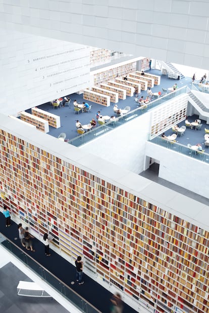Biblioteca de Tianjin, China, 2012. Seis millones de libros en un edificio abierto, flexible y muy luminoso forrado con piedra local para facilitar el mantenimiento con el paso del tiempo.