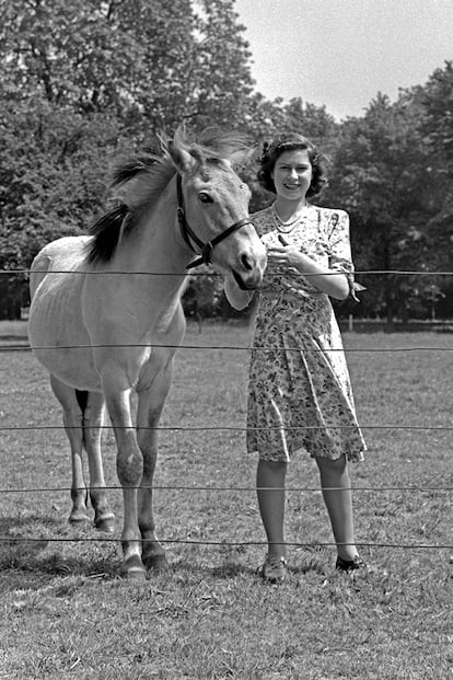 Aunque pocos elementos se repiten tanto en los armarios reales estivales como las flores: atuendo favorito de Isabel II de Inglaterra.