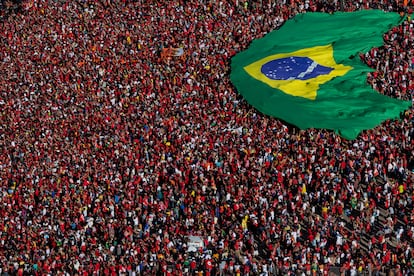 Seguidores del presidente Lula da Silva despliegan una bandera brasileña durante la toma de posesión, este primero de enero.