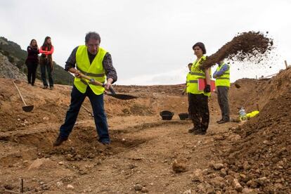 El equipo de arqueólogos que trabaja en la zona donde, según varios falangistas, fue enterrado el poeta Federico García Lorca, un paraje conocido como Peñón Colorado, en Alfácar ( Granada)