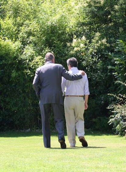 El Rey (izqda.), junto a Suárez en la residencia del ex presidente del Gobierno.