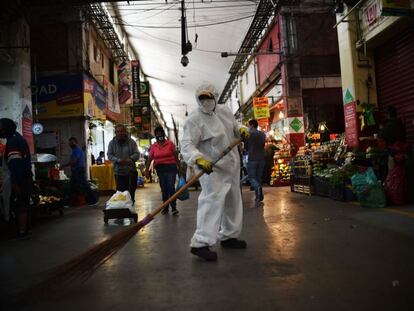 Un empleado barre el suelo de la Central de Abastos de Ciudad de México, el mercado más grande de América Latina.