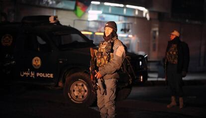 Policías afganos en el lugar del atentado de Kandahar de este martes.